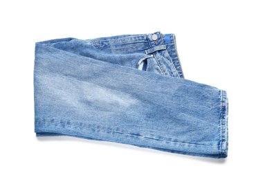 Beyaz arkaplanda şık bir kot pantolon