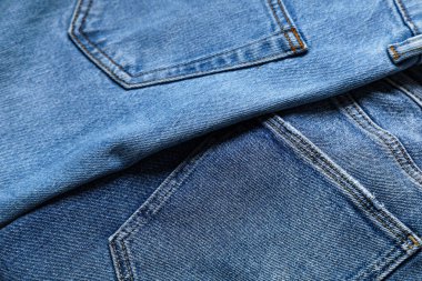 Arka plan olarak şık mavi kotlar, yakın plan