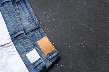 Siyah grunge arka planında şık kot pantolon
