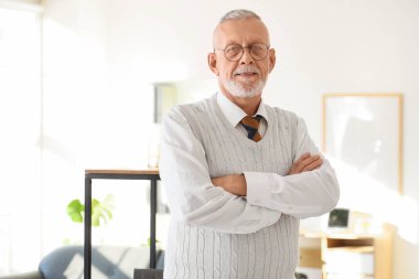 ofisinde kıdemli işadamı portresi