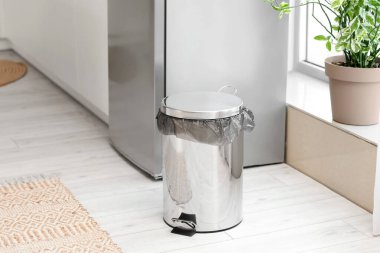 Mutfakta ayak pedalı olan çöp kutusu.