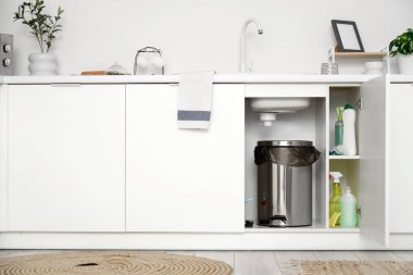 Mutfakta lavabonun altında ayak pedalı olan çöp kutusu.