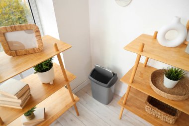 Işık oturma odasının köşesindeki çöp tenekesi.