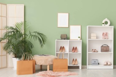 Modern butikte şık çantalar, ayakkabılar ve puf rafları.