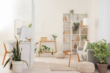 Kanepesi, katlanır perdesi ve işyeri olan bir oturma odası.