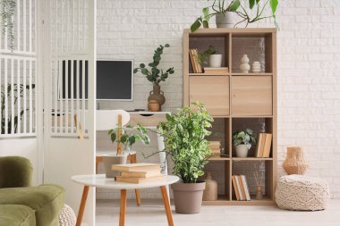 Şık bir iş yeri ve oturma odasının içindeki katlama ekranı