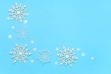 Mavi arka planda güzel dekoratif kar taneleri