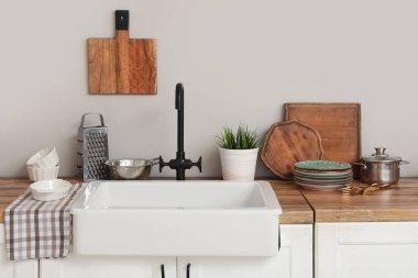 Mutfakta lavabo ve çatal bıçak var. Yakın çekim.