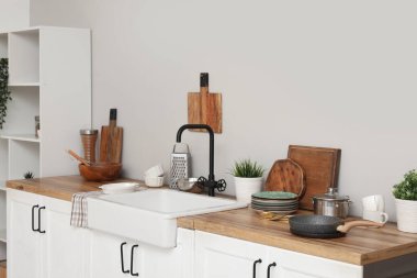 Mutfakta lavabo ve çatal bıçak var. Yakın çekim.