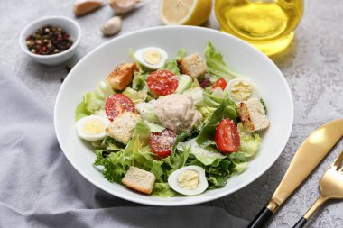 Limonlu, sarımsaklı ve arka planda bir kase biberli Sezar salatası.