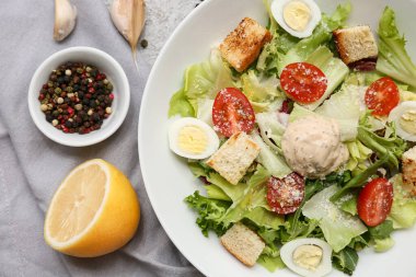 Limonlu, sarımsaklı ve arka planda bir kase biberli Sezar salatası. Yakın plan.