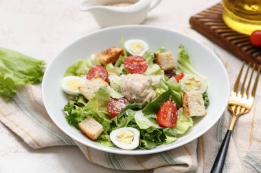 Beyaz arka planda lezzetli Sezar salatası tabağı, yakın plan.