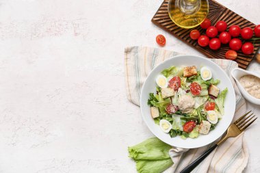 Bir tabak domatesli Sezar salatası ve soslu sos.