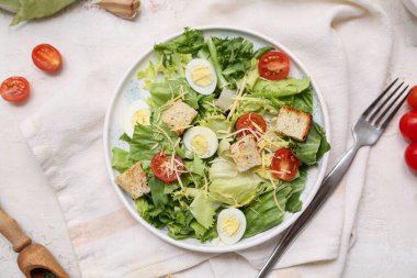 Beyaz arka planda lezzetli Sezar salatası.