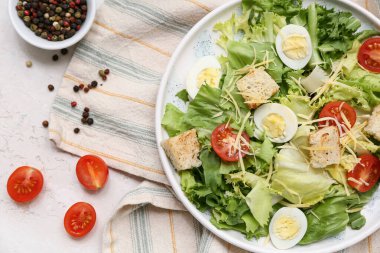 Lezzetli Sezar salatası ve beyaz arka planda bir kase biber.