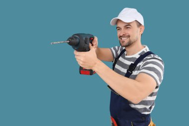 Mavi arka planda matkabı olan erkek teknisyen