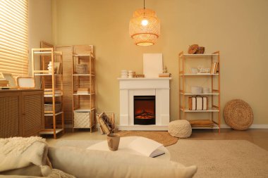 Şöminesi, rafları ve lambası olan rahat bir oturma odası.