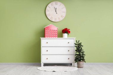 Klozet, Aspirasyon takvimi ve Noel bitkisi noktalı odanın içi