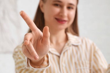 Sivilceli genç bir kadın ve yatak odasında sivilce bandı, yakın plan.