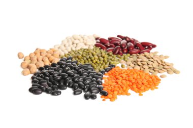 Beyaz arkaplanda izole edilmiş farklı baklagillere sahip kompozisyon