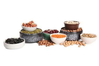 Beyaz arkaplanda farklı ham baklagillerden oluşan kaselerle kompozisyon