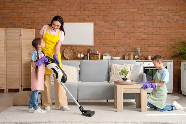 Evdeki temizlik işlerinde annelerine yardım eden sevimli çocuklar.