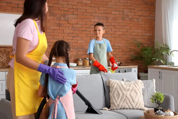 Evdeki temizlik işlerinde annelerine yardım eden sevimli çocuklar.