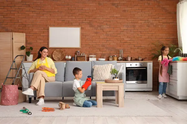 Evdeki temizlik işlerinde annelerine yardım eden sevimli çocuklar.