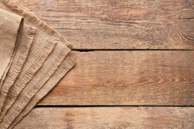 Tahta arkaplanda çuval bezi parçaları