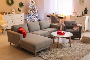 Noel için dekore edilmiş rahat kanepeli oturma odasının içi.