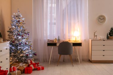 Noel için dekore edilmiş işyeri oturma odasının içinde.