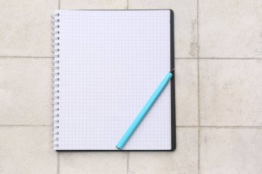 Arkaplanda boş bir defter var. Kural kavramı