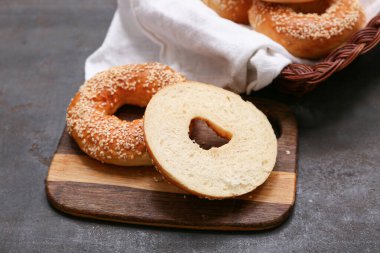 Tahta tahta tahta tahta kesim simit ve siyah arka planda susam tohumları