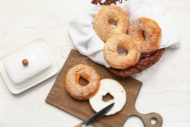 Tahta tahta ve beyaz arka planda susam tohumlu lezzetli simit sepeti.