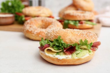 Prosciutto ve avokado soslu lezzetli simit sandviçi.