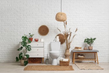 Tuvaletin içinde klozet, çekmece ve bank var.