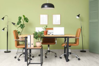 Toplantı için dizüstü bilgisayarları olan modern ofisin içi.