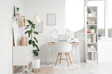 Modern ofis bünyesinde dizüstü bilgisayarı olan bir işyeri