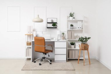 Modern ofiste dizüstü bilgisayarı olan rahat bir iş yeri