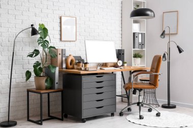 Ofiste modern bilgisayarla rahat bir iş yeri