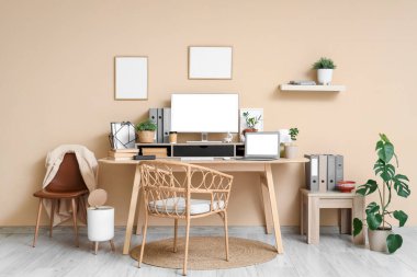 Ofisinde modern bilgisayar olan şık bir iş yeri