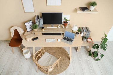 Modern bilgisayar ve dizüstü bilgisayarla rahat bir iş yeri