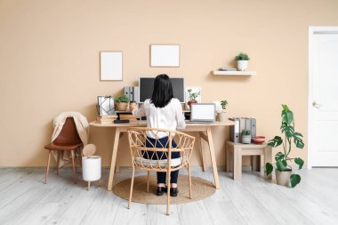 Ofiste kahve içen genç bir kadın.