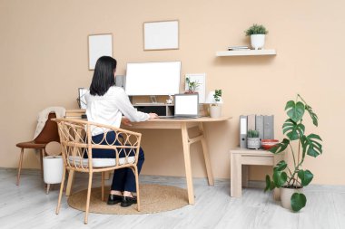 Ofiste çalışan genç bir kadın.