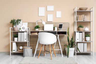 Modern ofiste dizüstü bilgisayarı ve tablet bilgisayarı olan rahat bir iş yeri