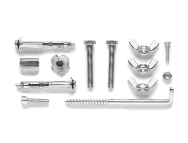 Beyaz arka planda izole edilmiş farklı musluk cıvataları, vidalar ve krom fındıklar