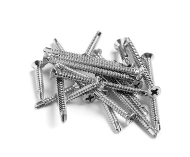 Beyaz arkaplanda izole edilmiş vida yığını