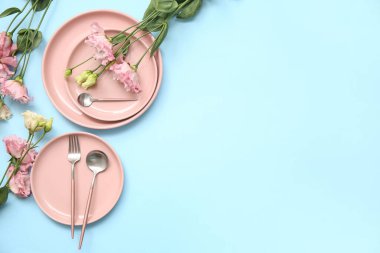 Mavi arka planda güzel östoma çiçekleri olan şık masa ayarları