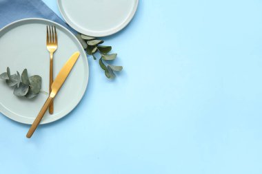 Mavi zemin üzerinde okaliptüs bulunan şık masa ayarları