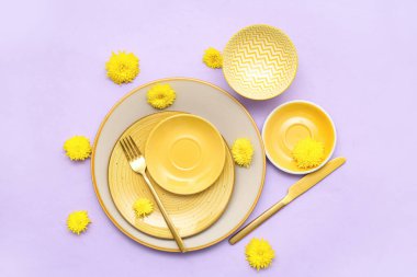 Leylak arkaplanda güzel karahindiba çiçekleri olan şık bir masa.